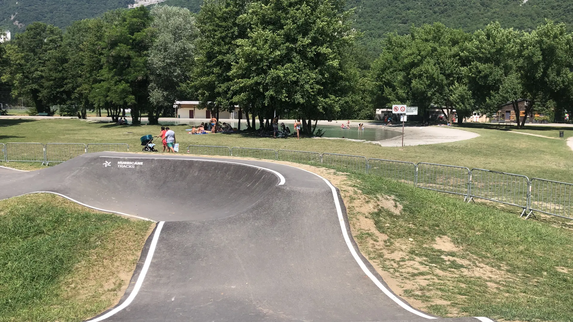 Pump track de la base de loisirs de Culoz à proximité du plan d'eau