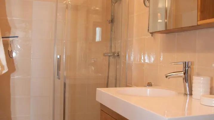 Salle de bains avec douche à l'italienne ( 80 cm x 120 cm ) et WC suspendu.