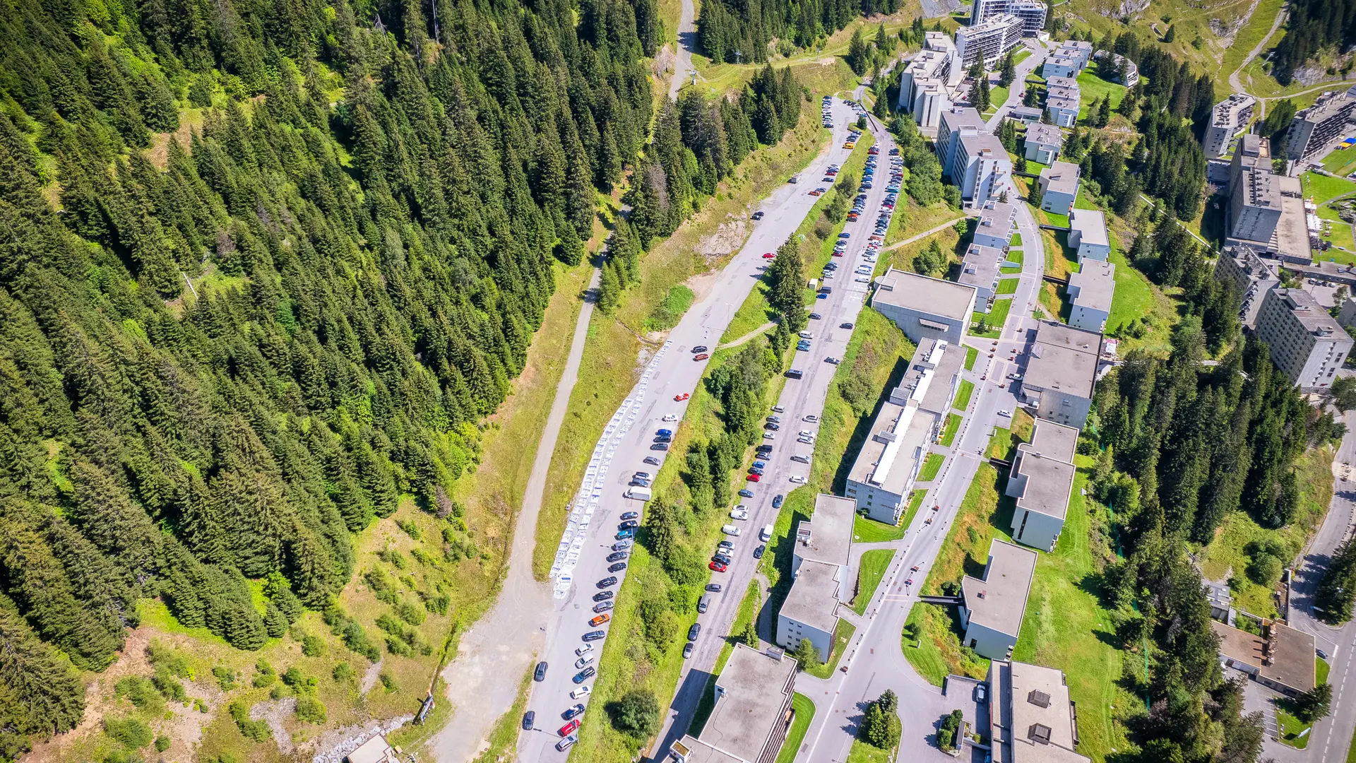 Vue aérienne du parking P3 en été
