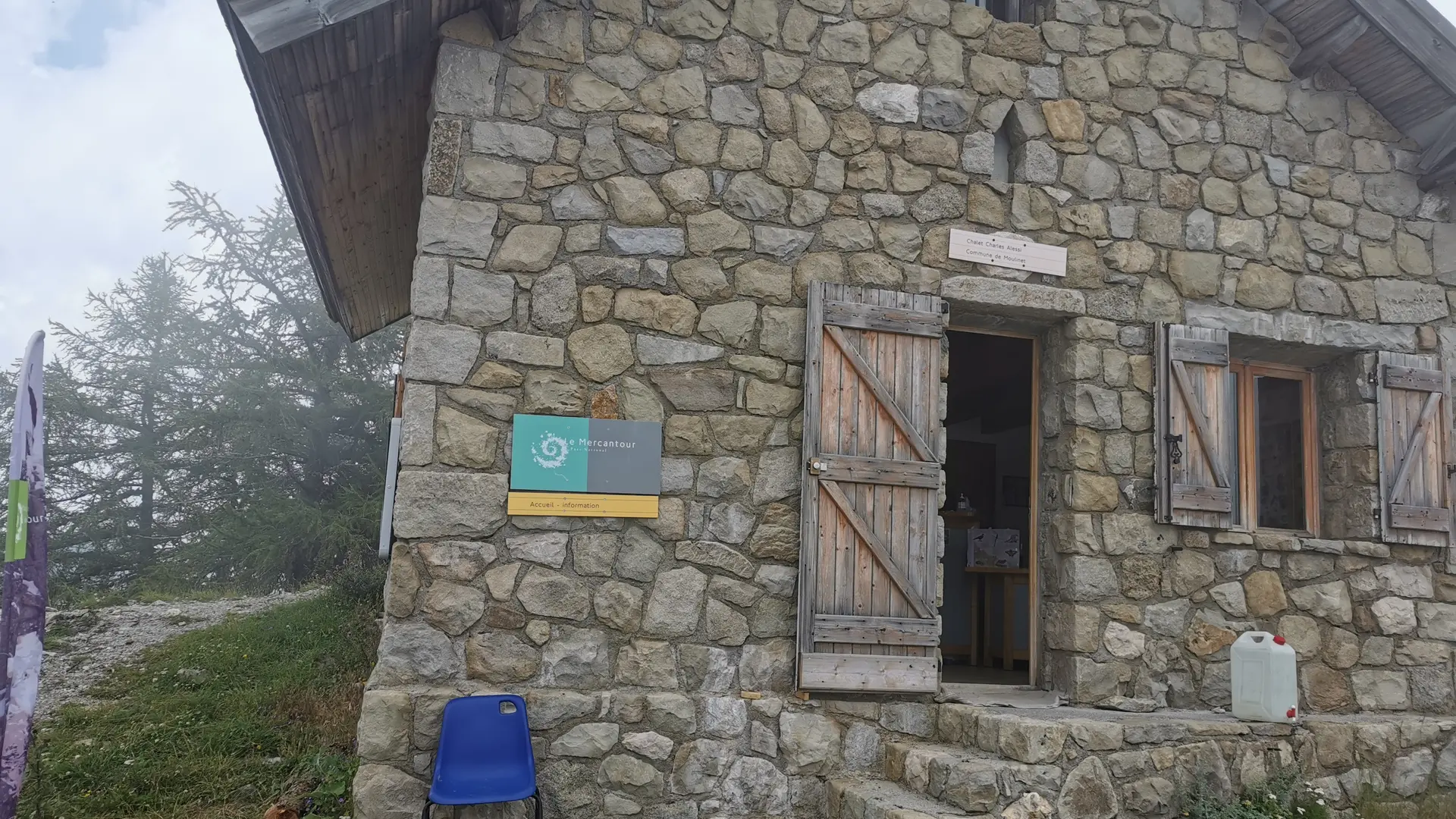 Vue extérieure de la cabane de Tueis