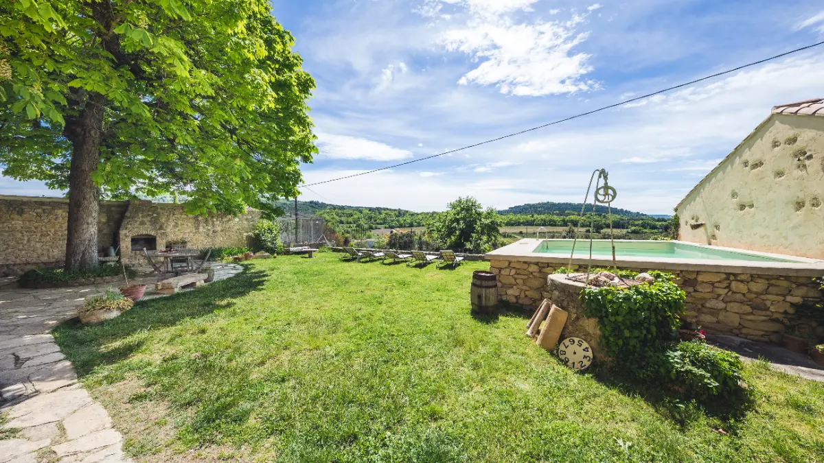 le jardin et la piscine