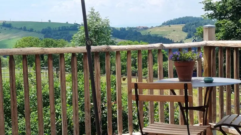 Terrasse en bois de 30m² avec vue panoramique sur la campagne et le village.