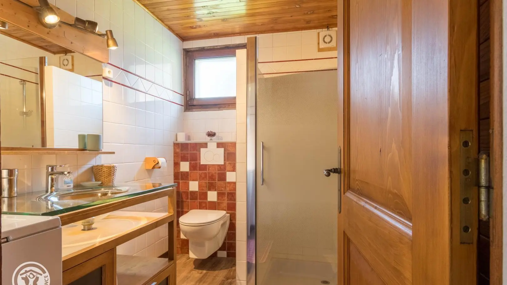 salle de bain douche lavabo lave linge 
wc