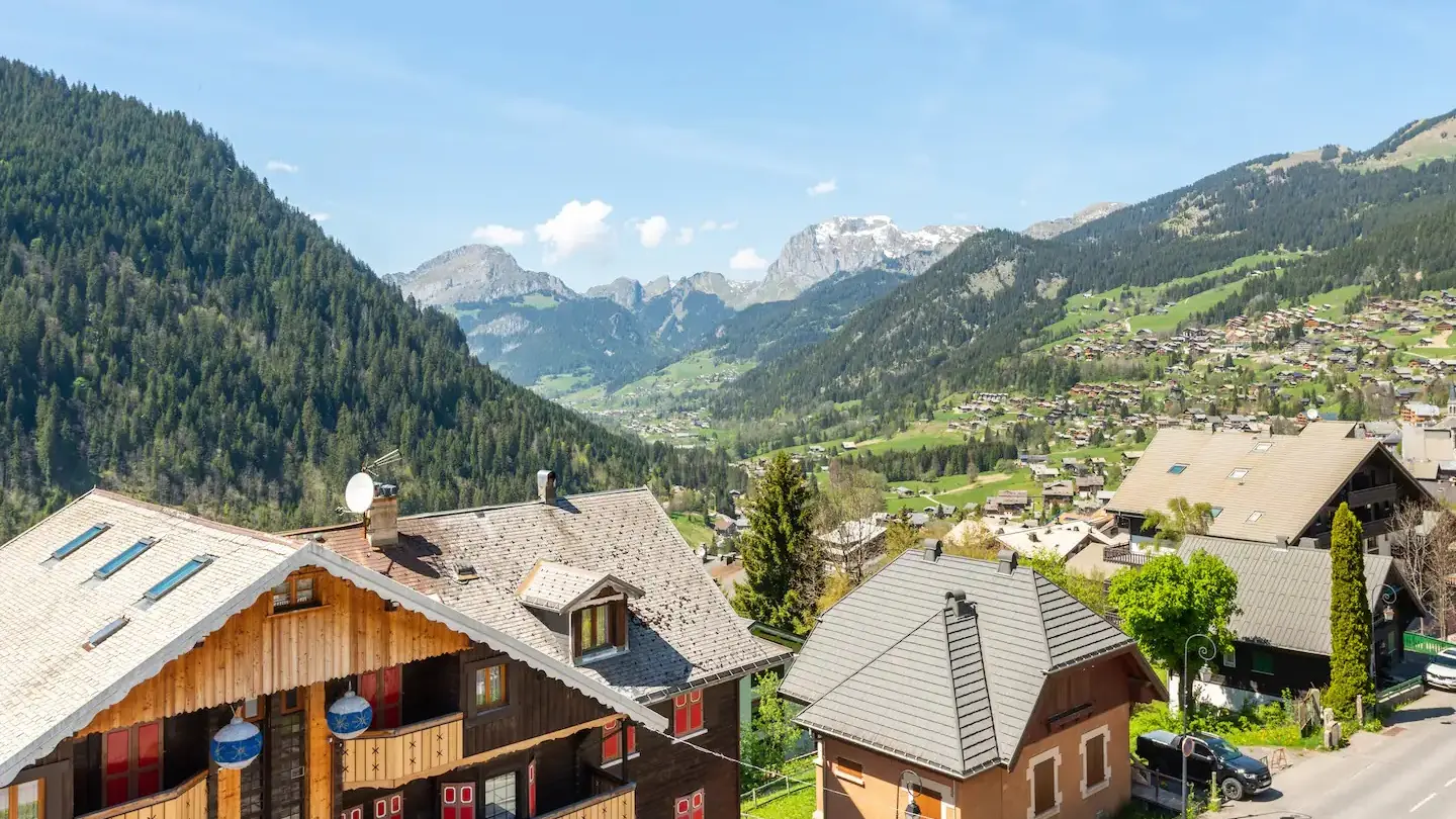 Vue sur le village et la vallée