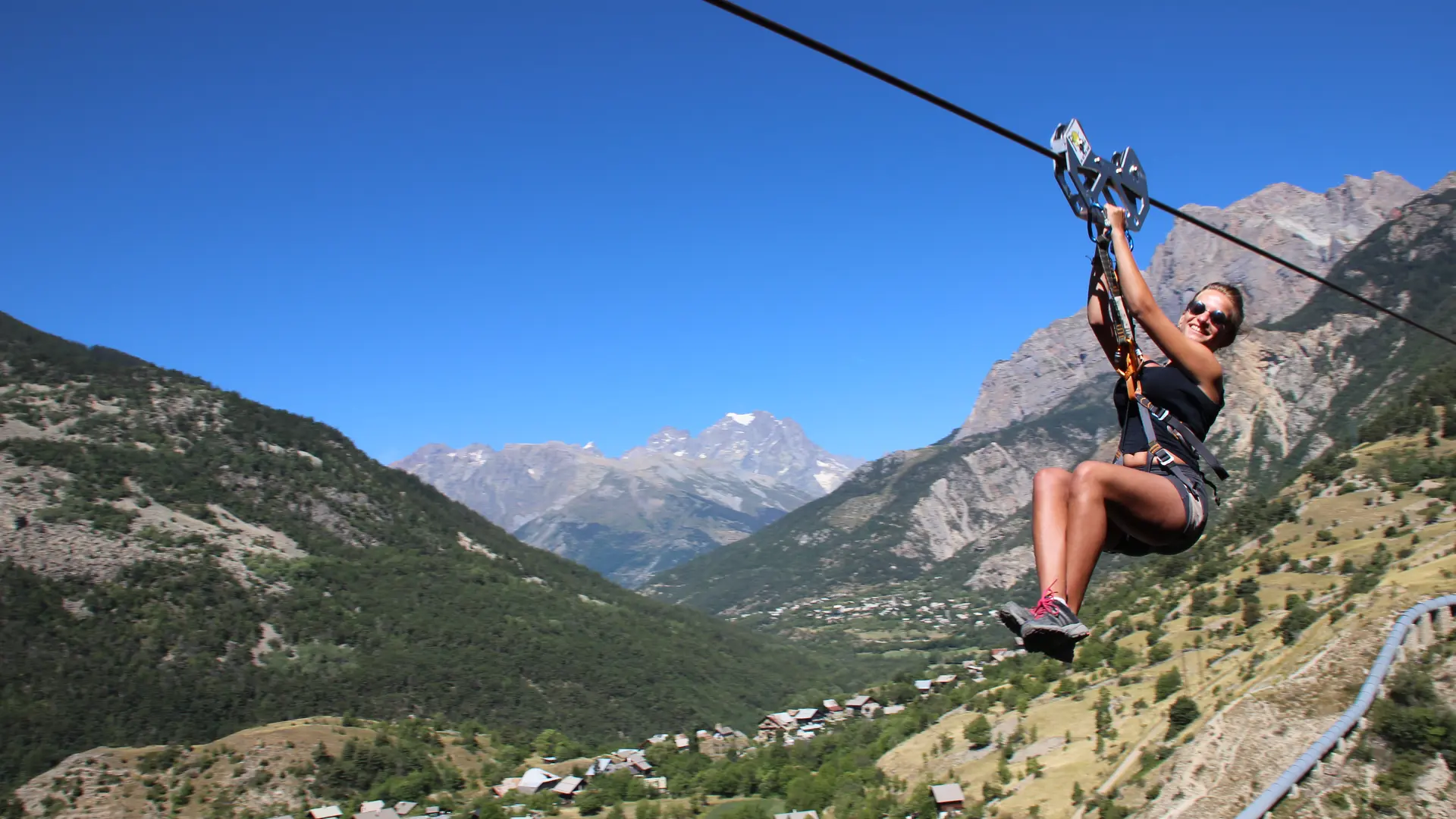 Traversée des gorges à 200 m au dessu de la Durance