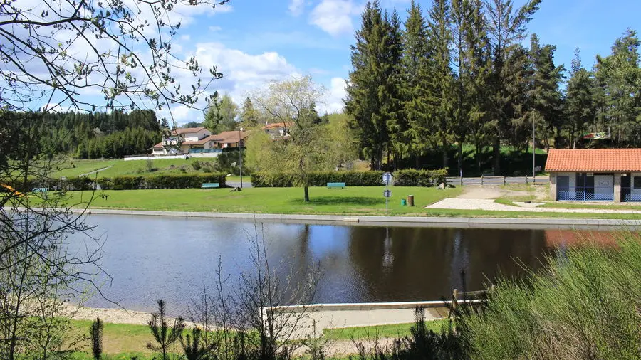 Plan d'eau de baignade aménagé et plan d'eau pour la pêche.
Aire de jeux pour enfants et équipements sportifs pour adultes.