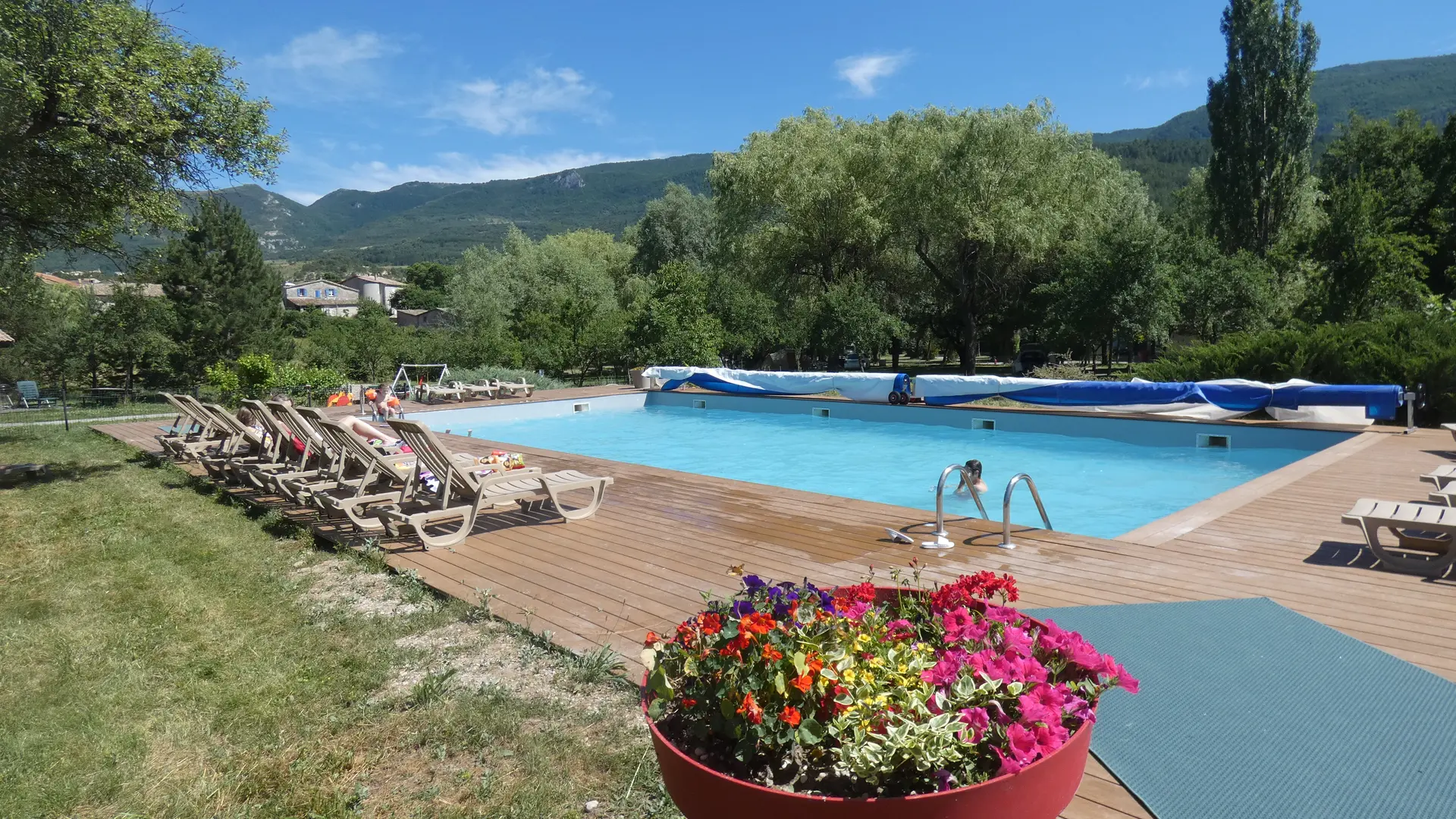 Transats au bord de la piscine