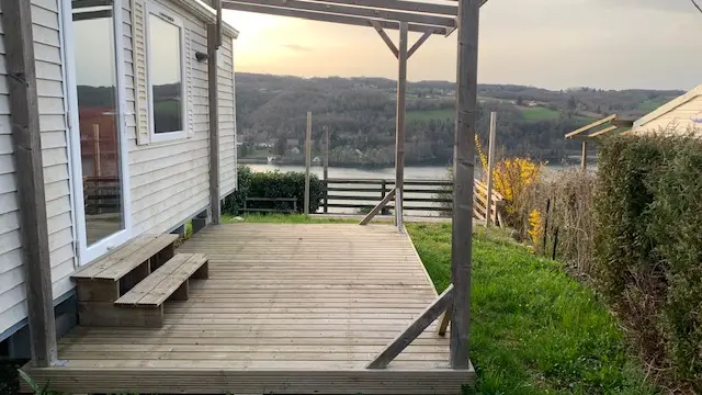 Photo sur la terrasse d'un mobilhome avec vue sur le lac partielle