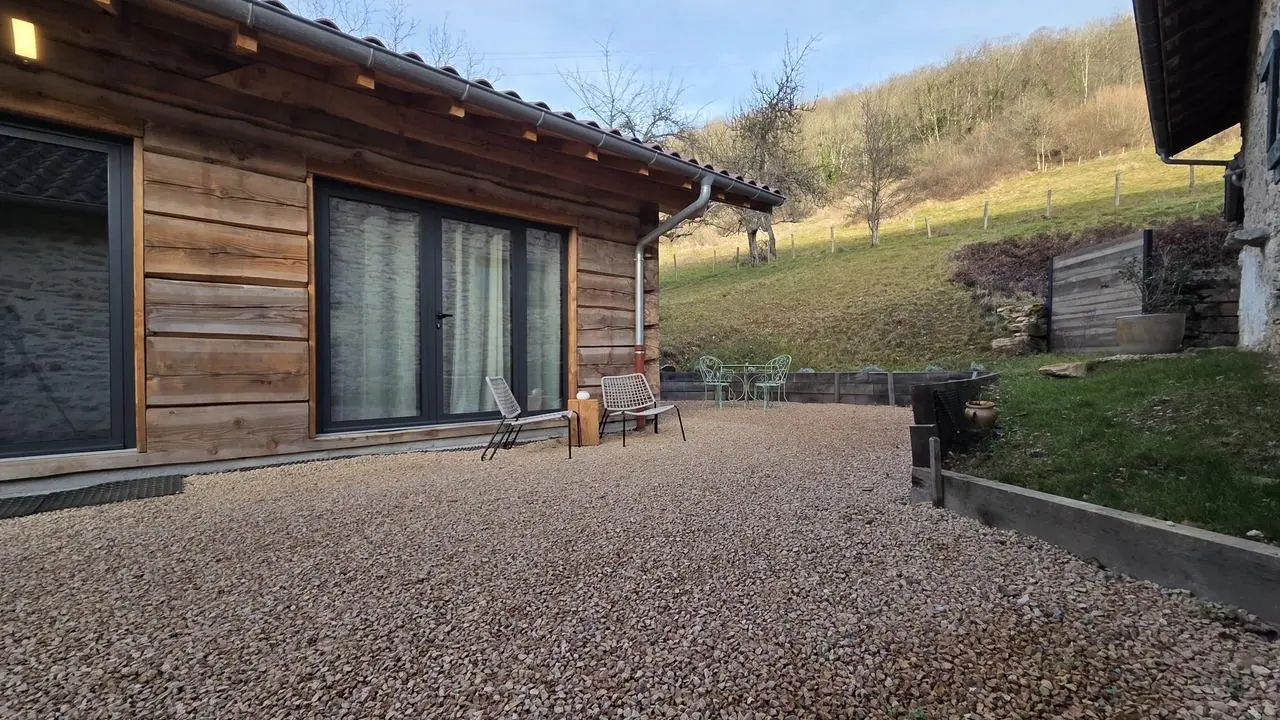 A proximité de la résidence principale des propriétaires pour répondre à vos questions.