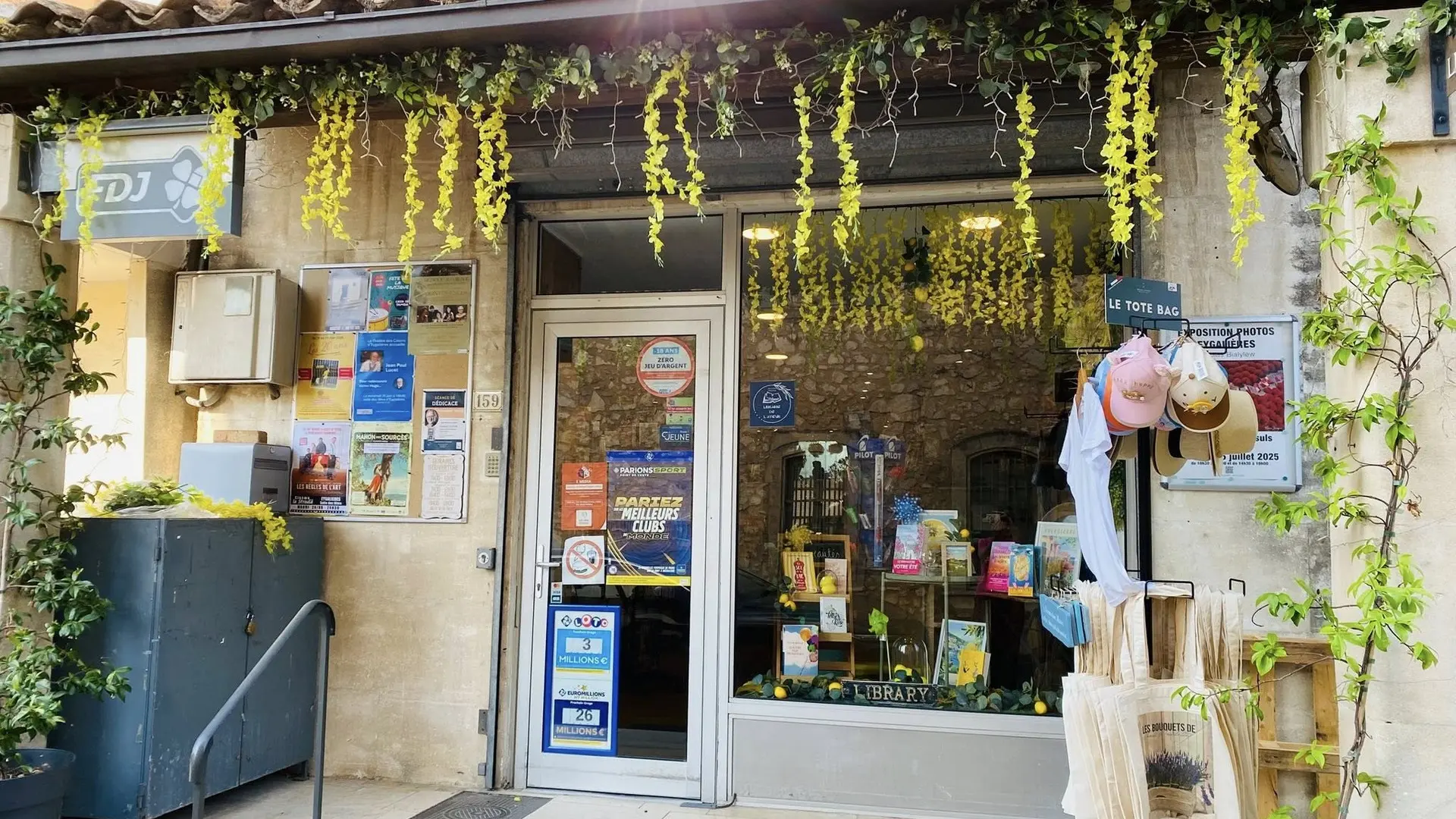 Librairie de l'Avenir_Eygalières_extérieur
