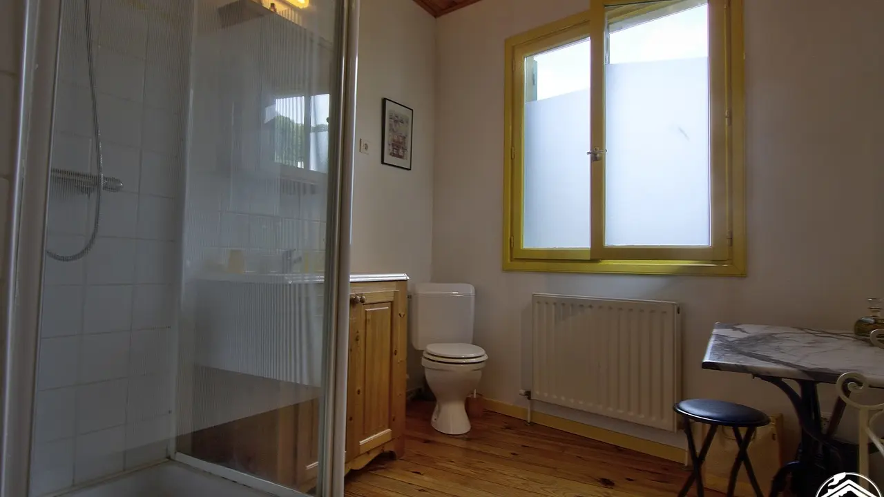 Salle d' eau attenante à la chambre , la vie en rose