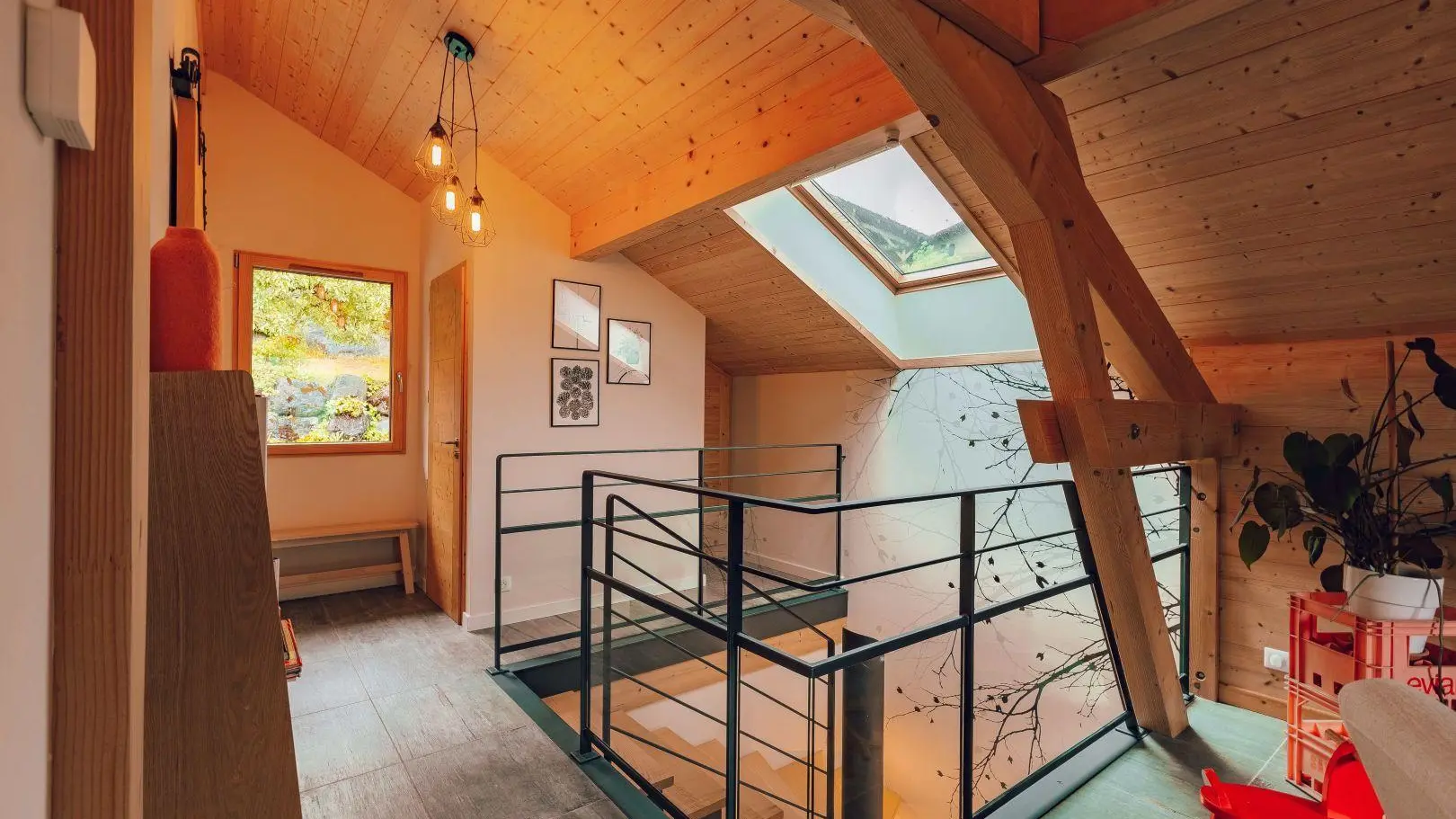 L'accès au coin détente du chalet. Situé à l'étage, il dispose d'une télévision et d'une bibliothèque.