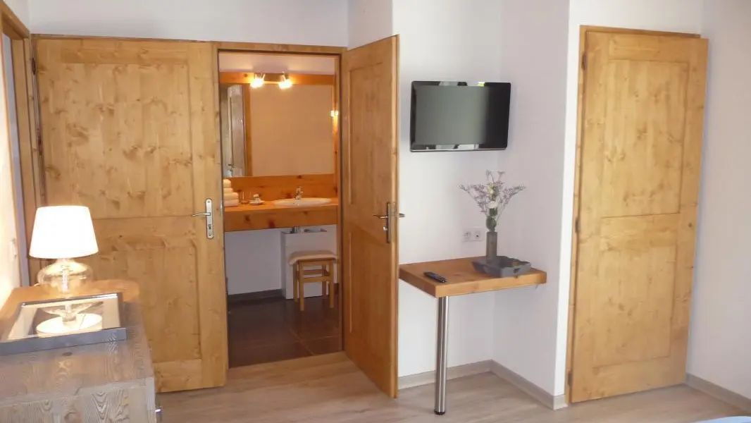 Salle de douche et bureau