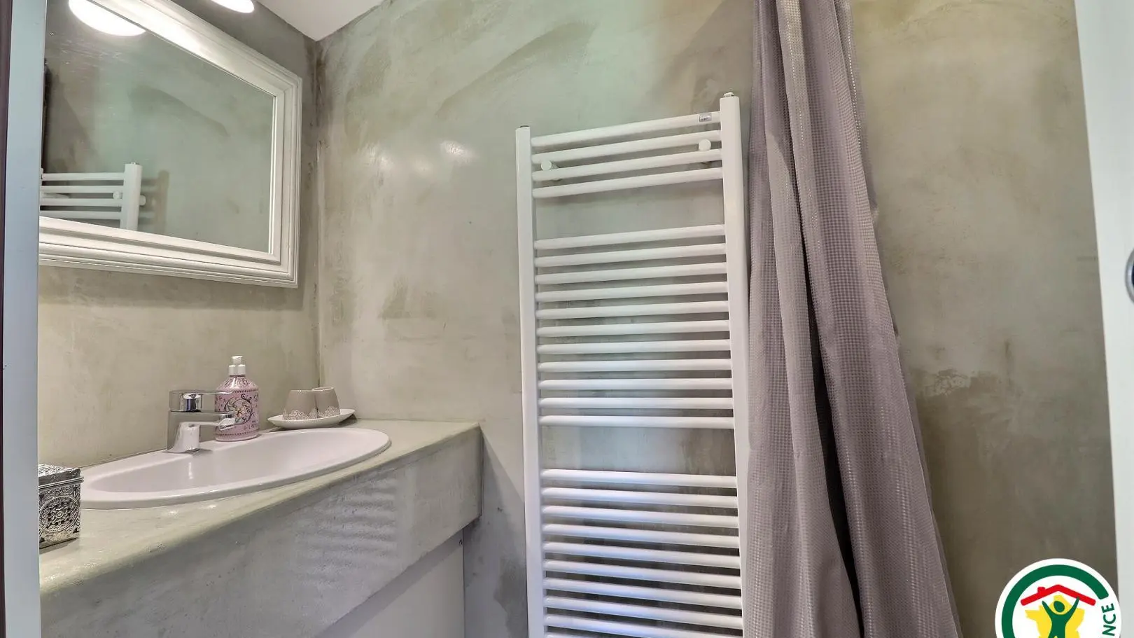 Salle d'eau de la chambre INDE avec douche italienne, lavabo et sèche-serviettes