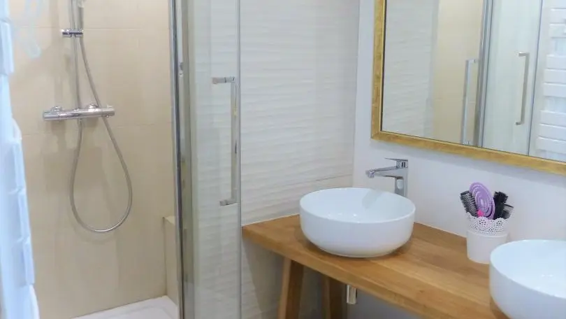 salle de bain douche et baignoire chambre parentale rez de chaussée