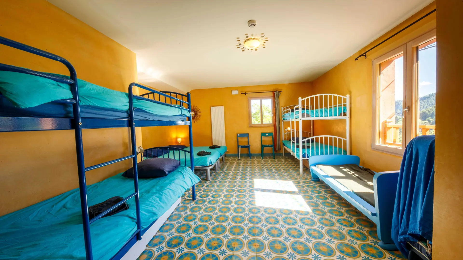 Chambre familiale chambre soleil Ecogite de Villeplane dans la réserve naturelle des gorges de Daluis - Gîte d'Etape et de Groupe Alpes-Maritimes