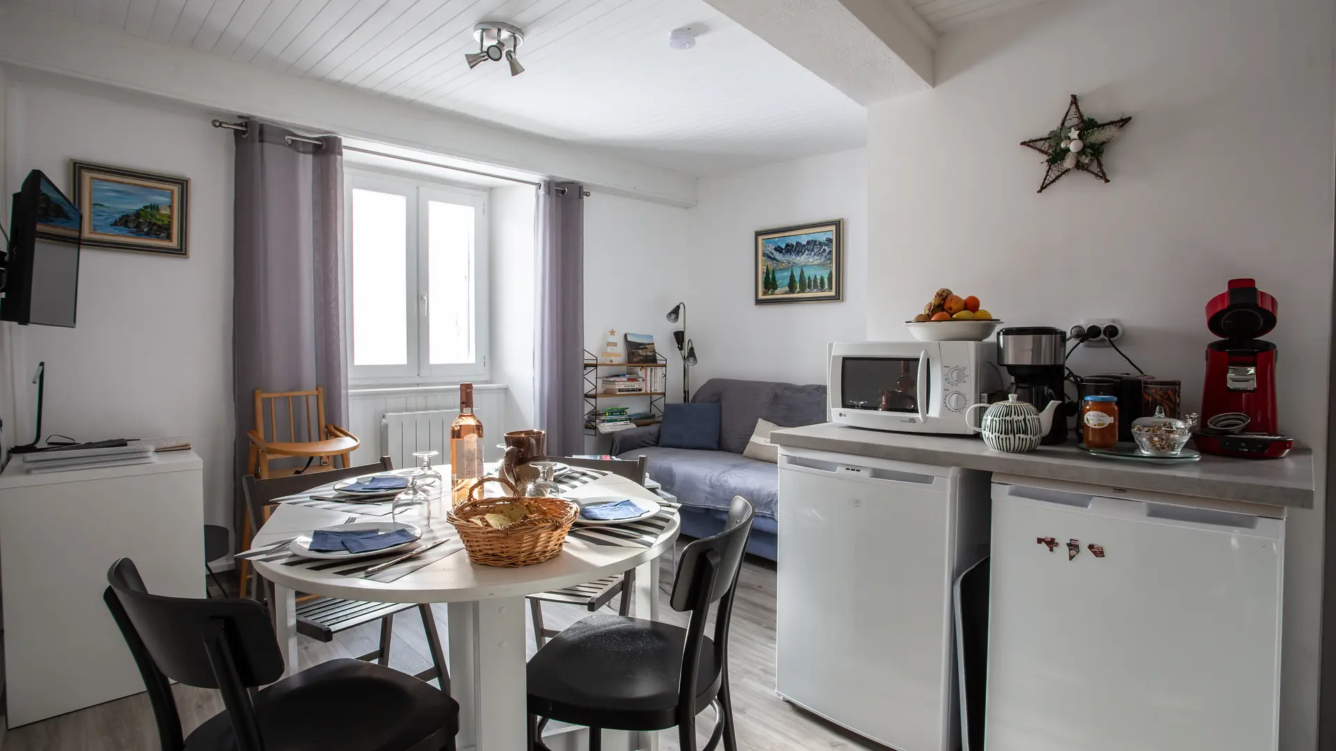 coin repas, et au fond salon