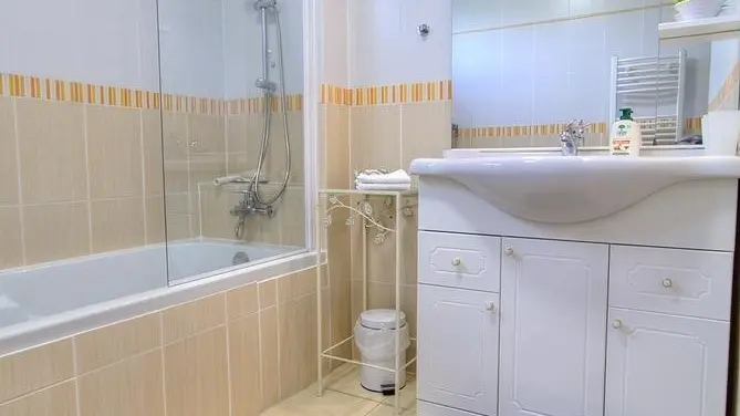 salle de bain, douche et baignoire