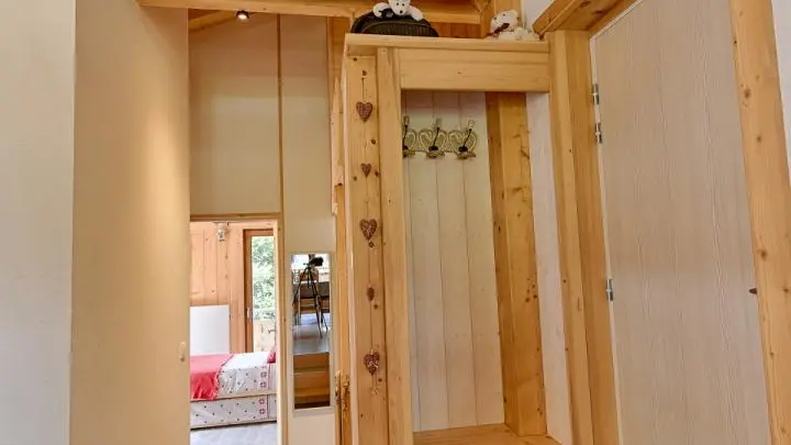 Entrée du gîte avec penderie