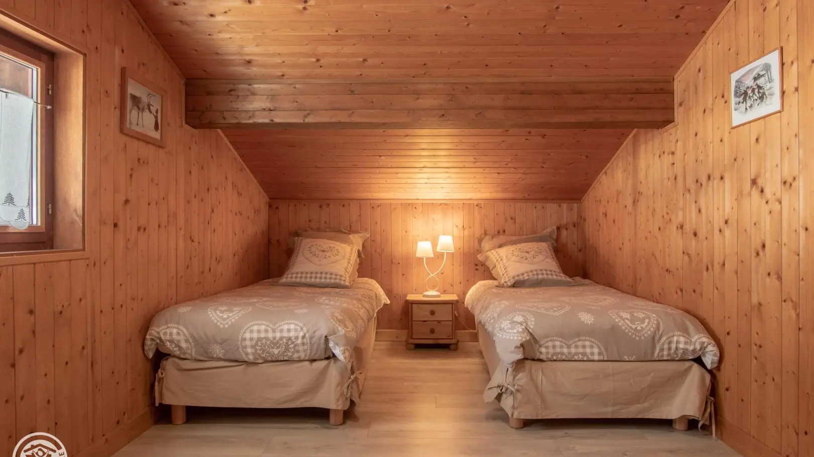 A l'étage, vaste chambre avec 2 lits 90cm.