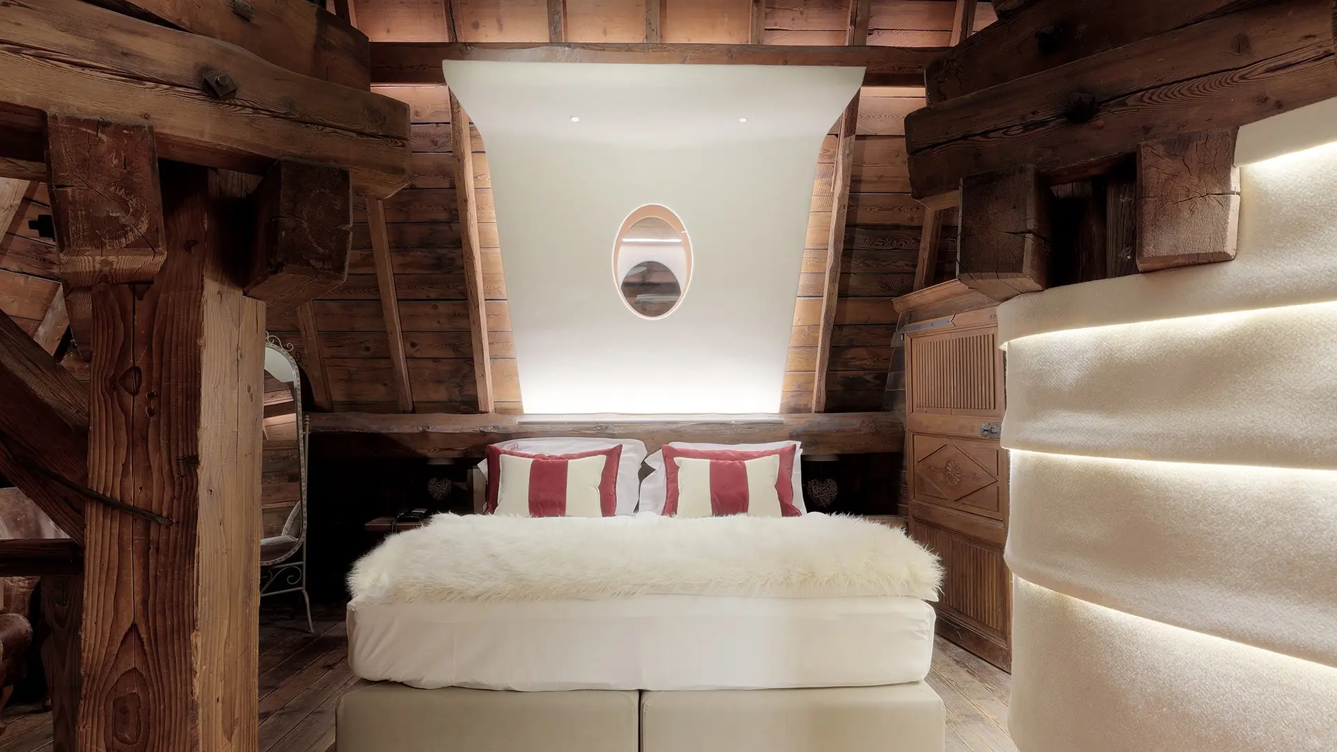 Chambre de 28 m² située sous le toit de la tour.