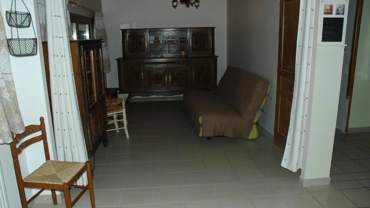 Un espace salon prolonge la pièce principale et peut se transformer en chambre supplémentaire si besoin.