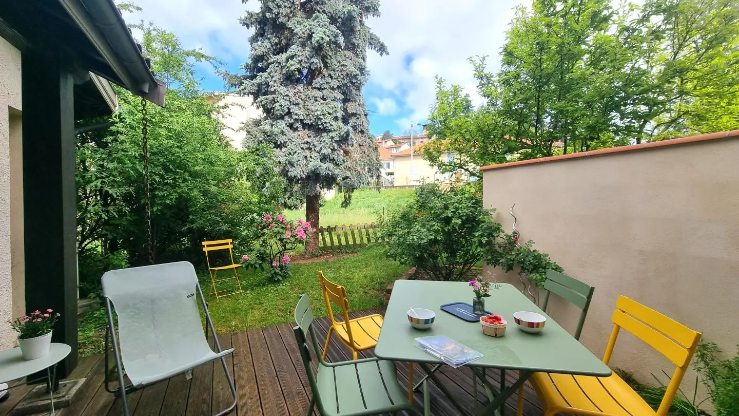 Terrasse privative avec son mobilier extérieur.