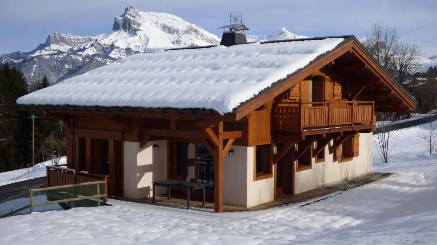 Le chalet sous un manteau blanc