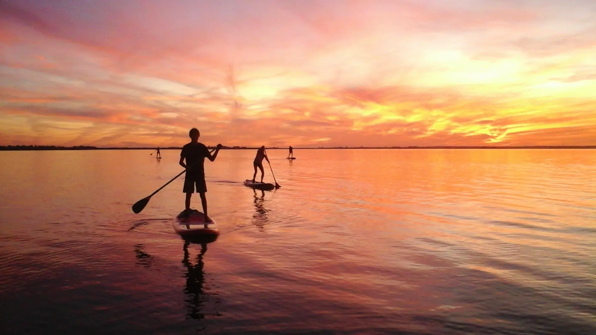 Balade en stand up paddle au coucher du soleil