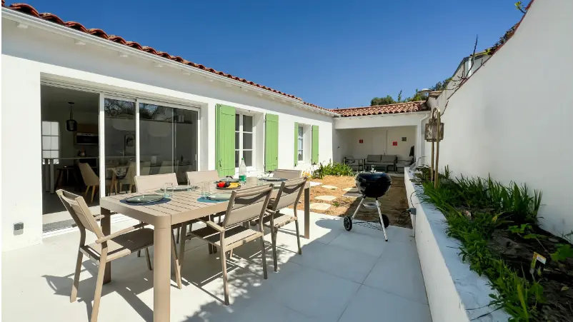 Terrasse avec barbecue et mobilier