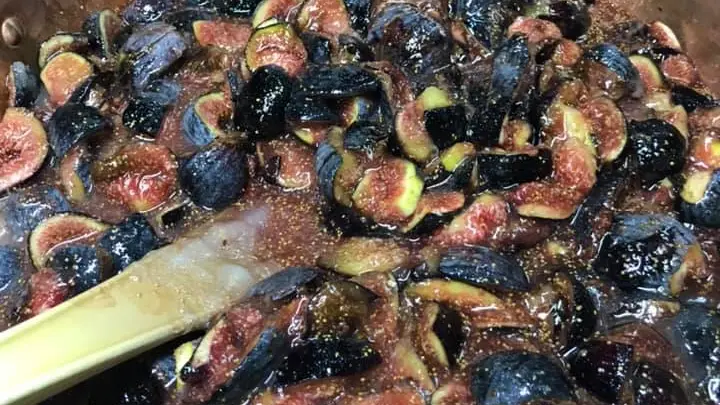 Préparation de la confiture de figues de Solliès cuites au chaudron