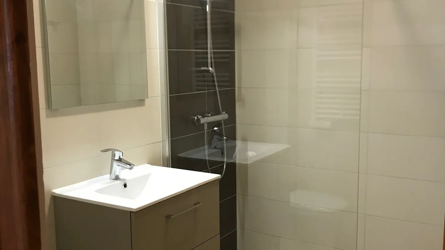 Salle de bain avec douche, WC