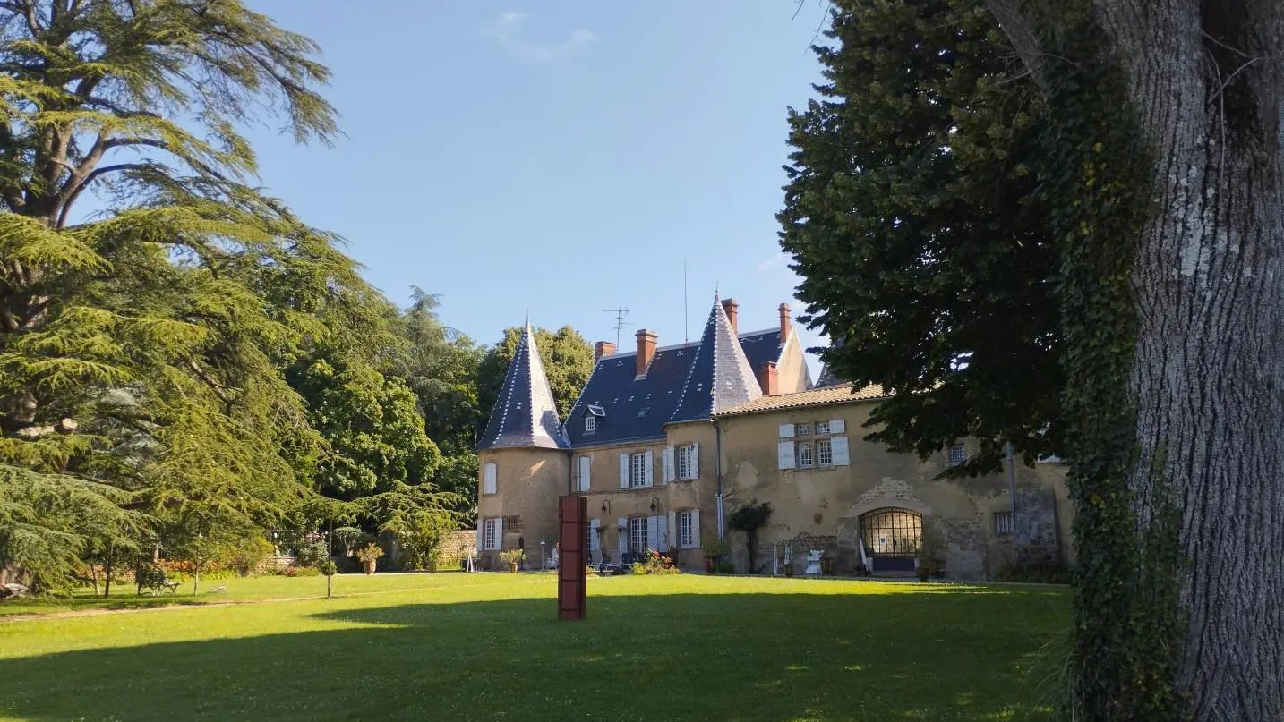 Parc arboré avec vue sur la face ouest du château