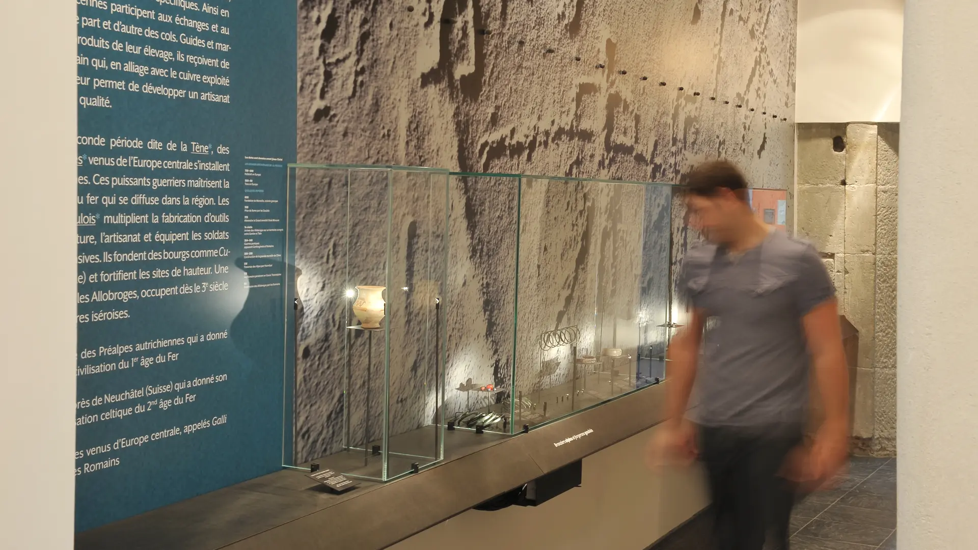 Le couloir des métaux au Musée de l'Ancien Évêché