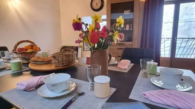 1er étage : pièce à vivre avec cuisine ouverte sur l'espace repas & le salon.