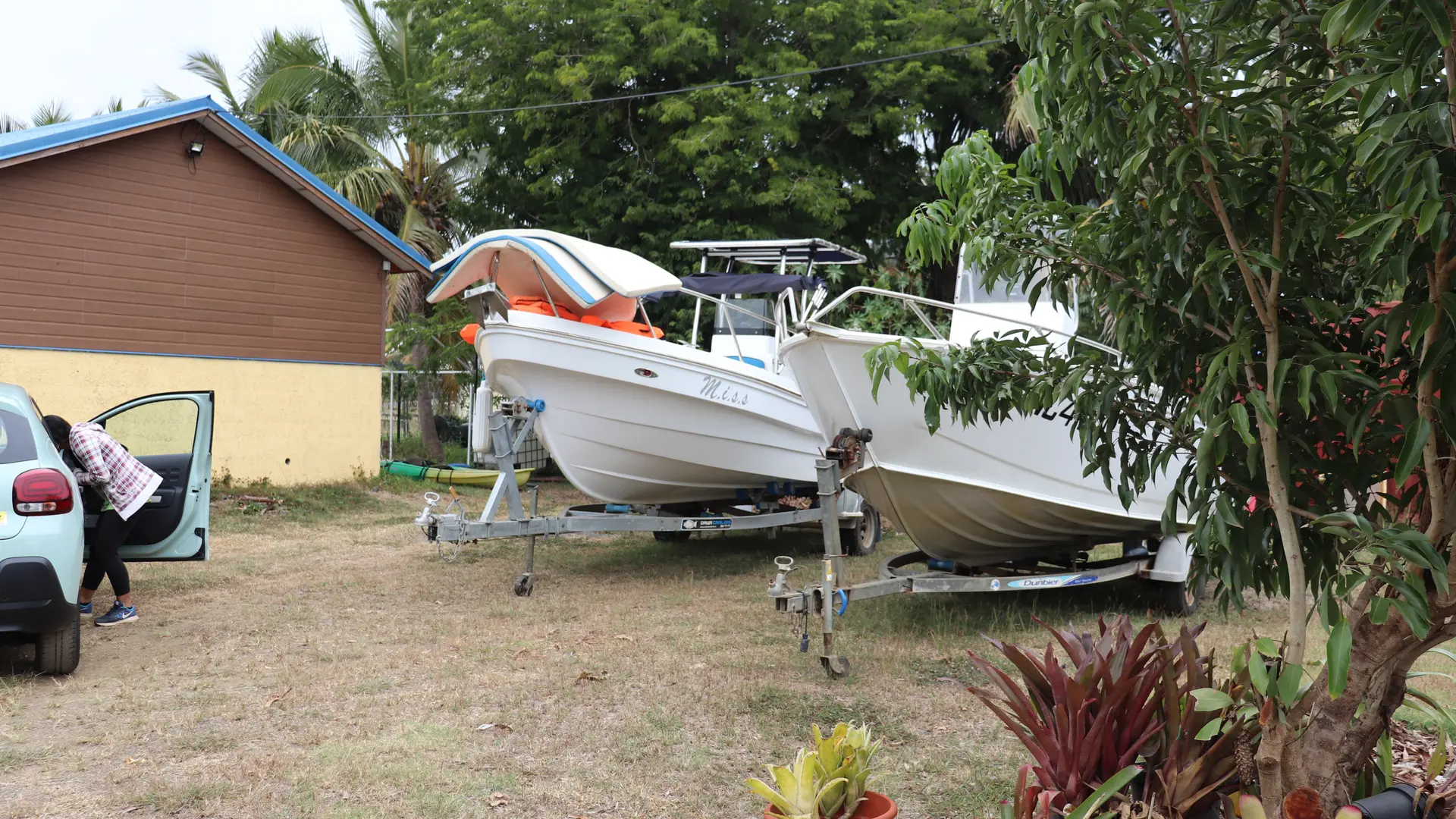 Canala, Albertine, cour, extérieur, bateau