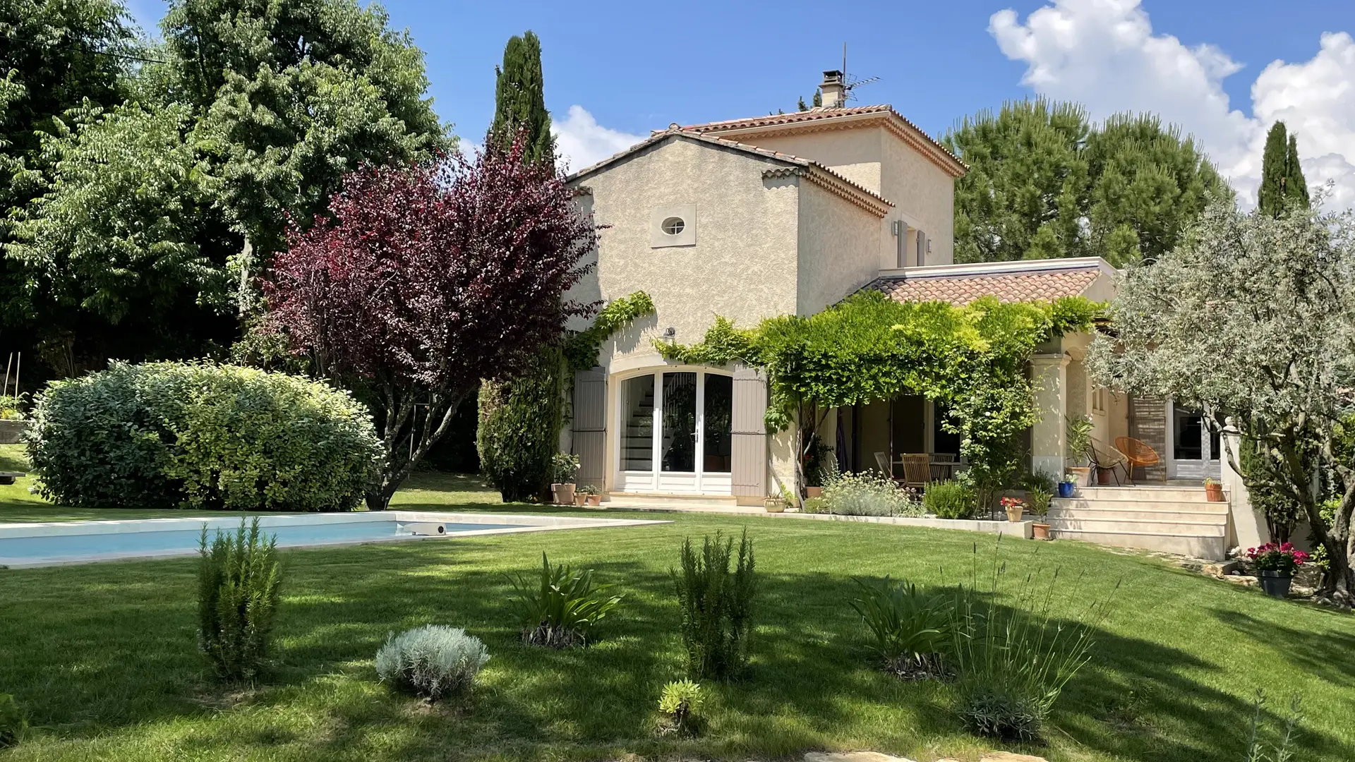 La villa avec le jardin et la piscine