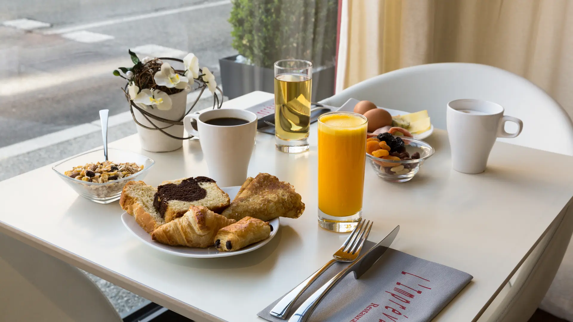 table petit déjeuner