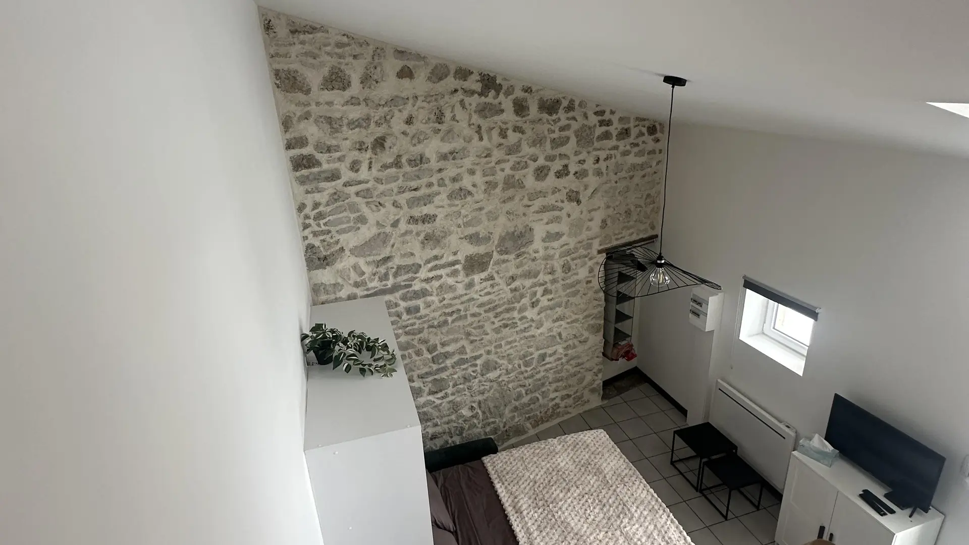 Le couchage en lit escamotable du rez de chaussée vu de la mezzanine