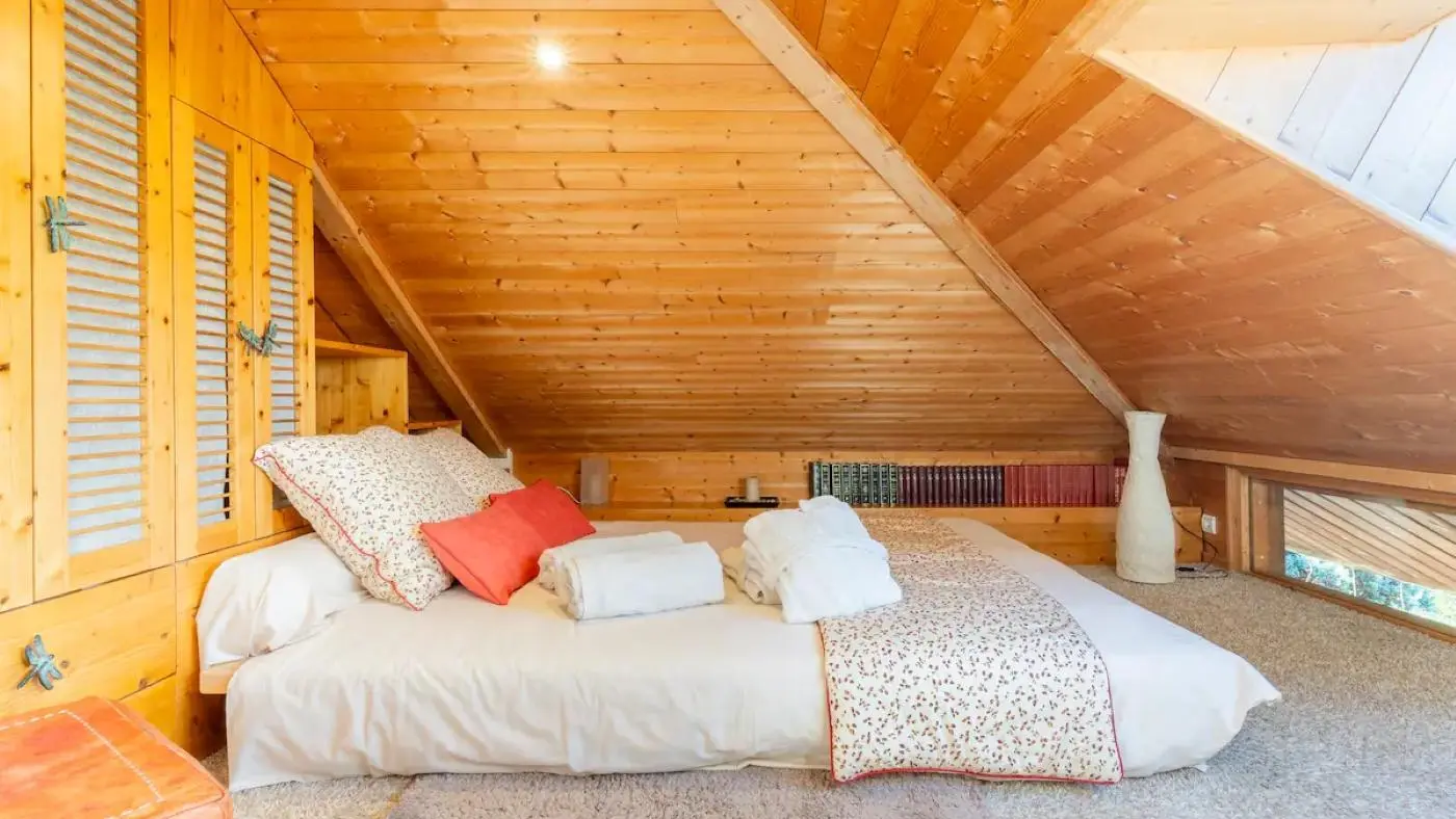 Lit double en 140X190 cm à droite de l'escalier