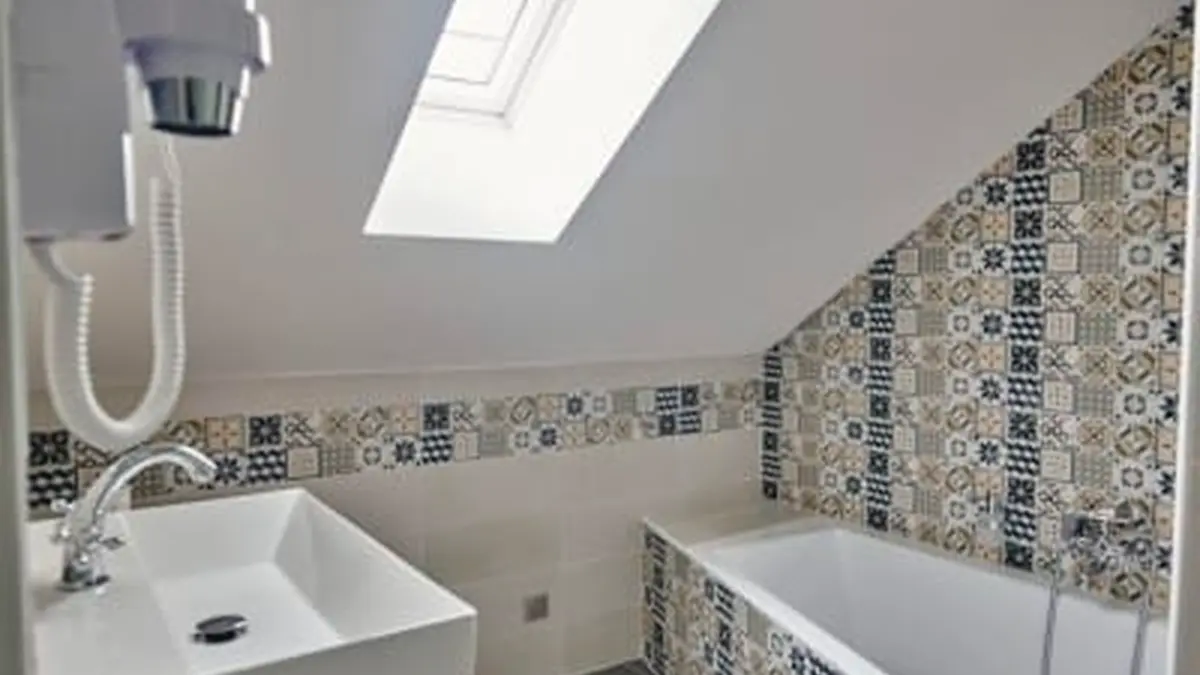 Salle de Bain 1ere étage commune aux 2 Chambres.