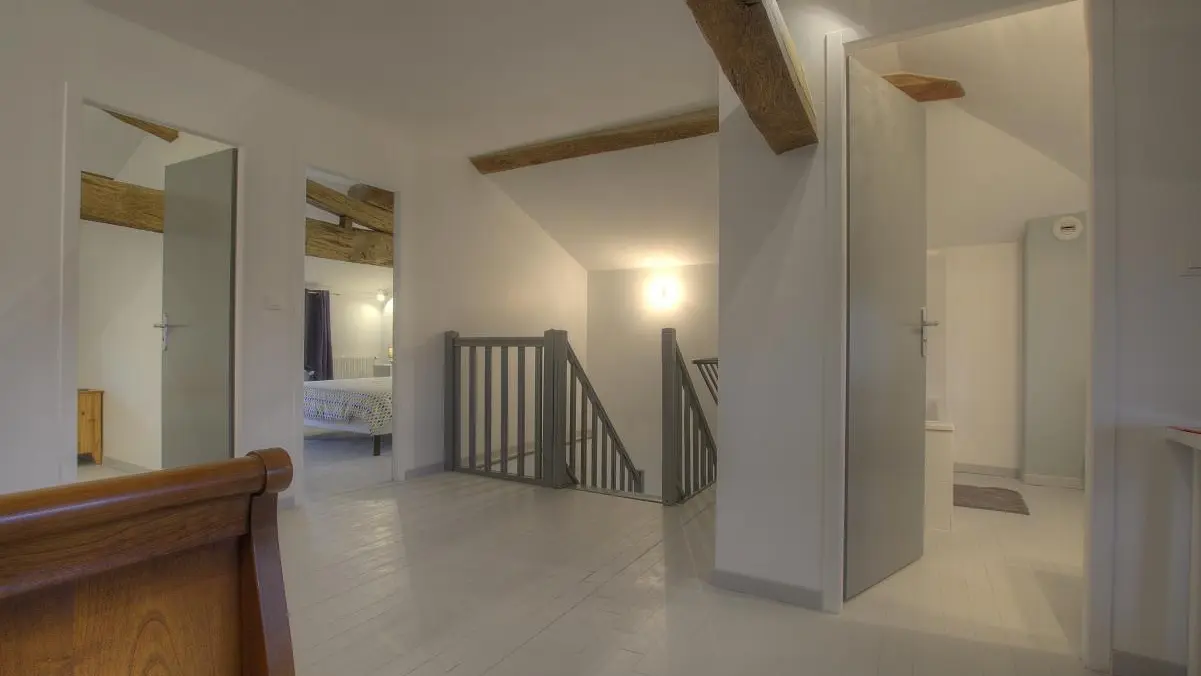 espace détente situé au 1er étage, avec vue sur deux chambres et la salle de bain.