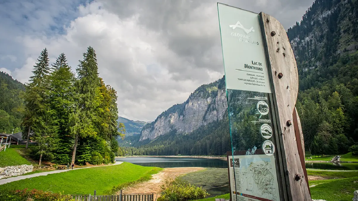 Panneau d'entrée du sentier d'interprétation du géosite Unesco du lac de Montriond
