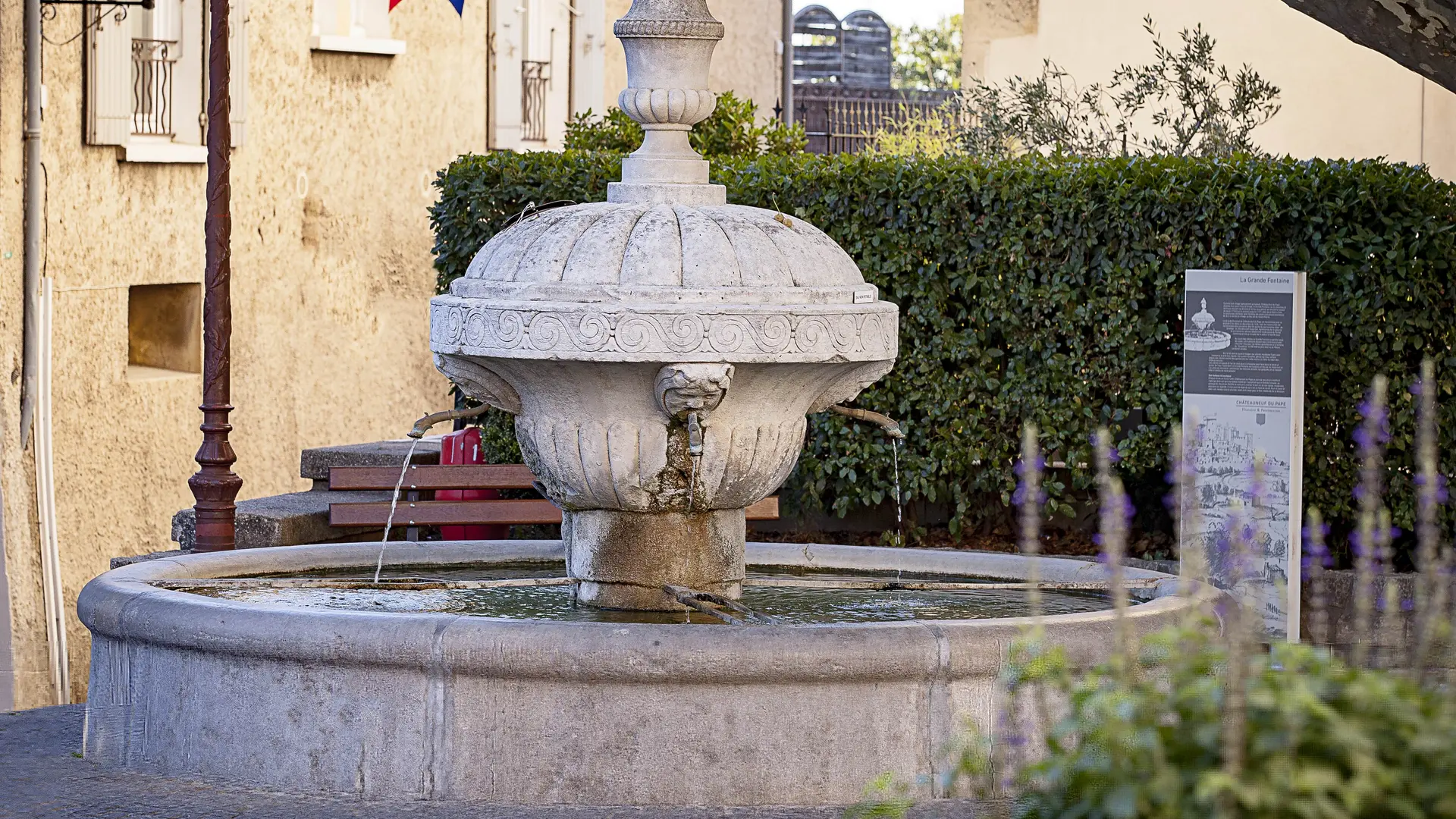 La Fontaine - place du portail