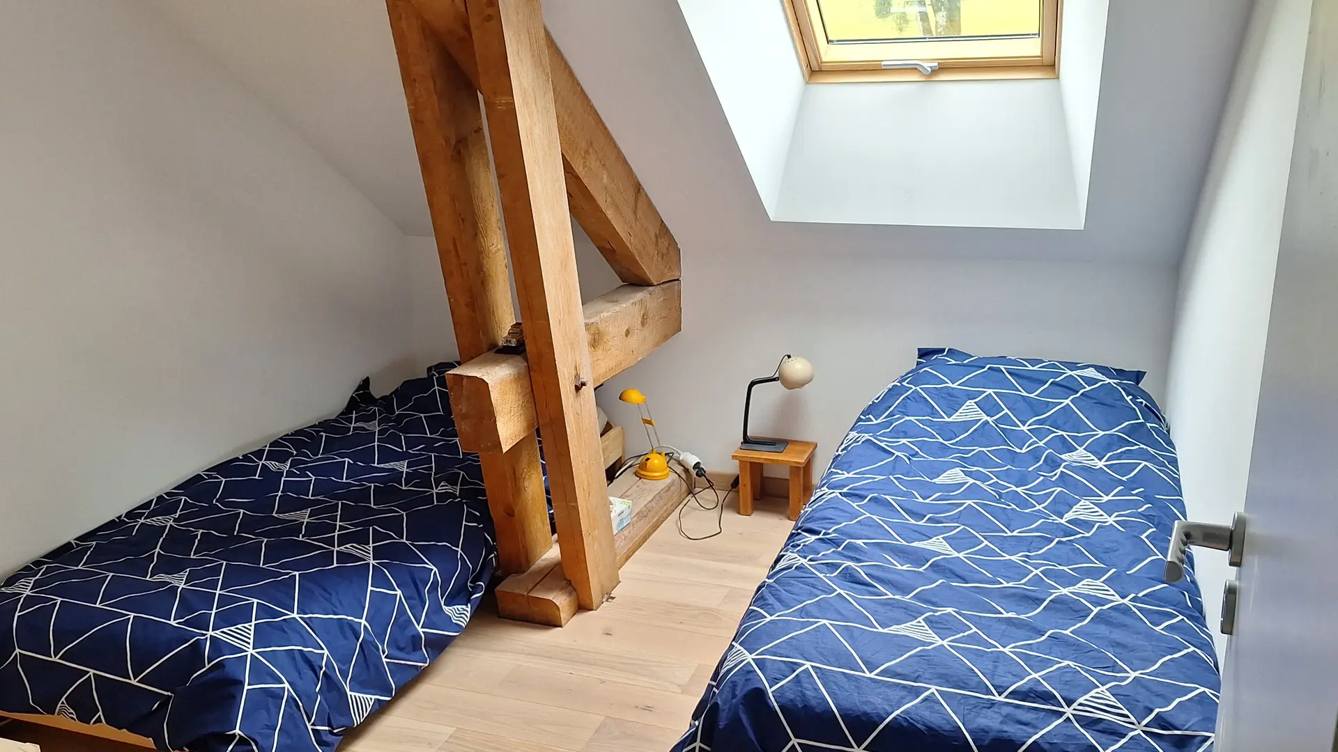 Chambre avec 2 lits simples et le cachet des poutres