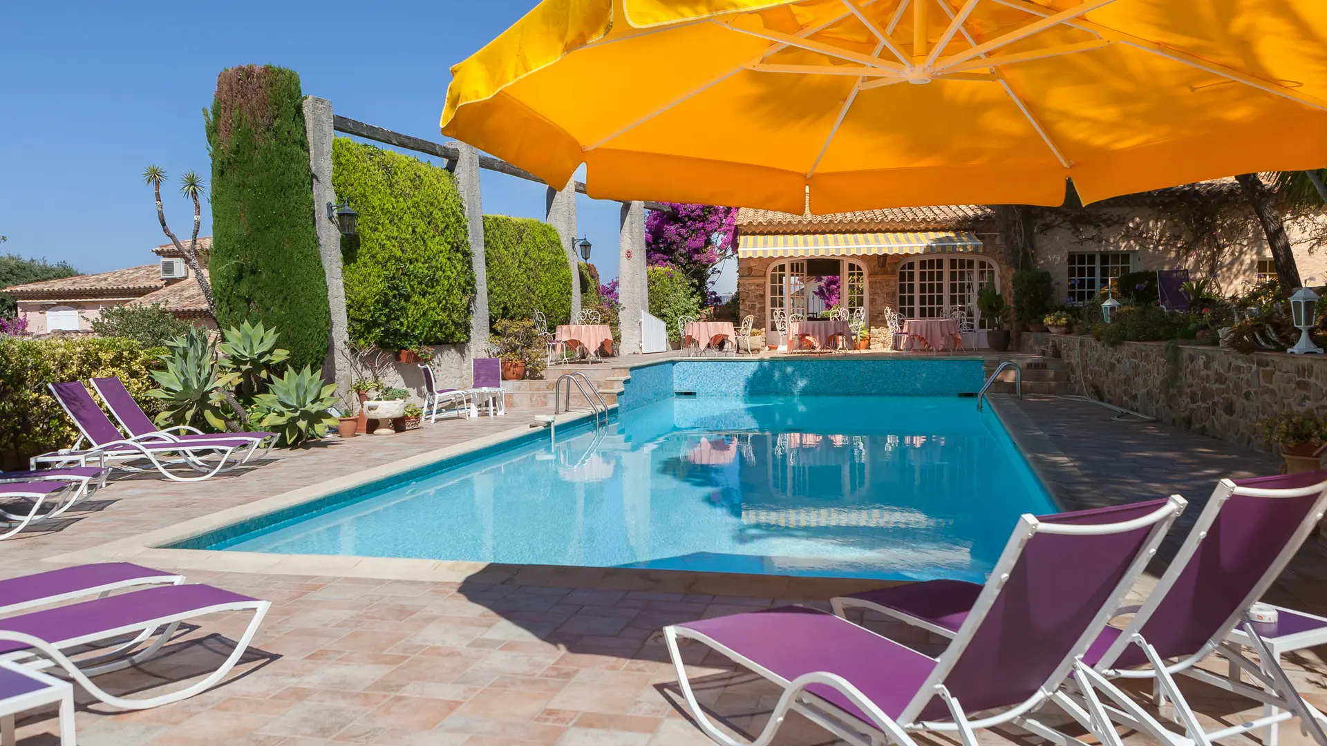 La piscine de l'hôtel l'Escapade au Pradet (Port des Oursinières)