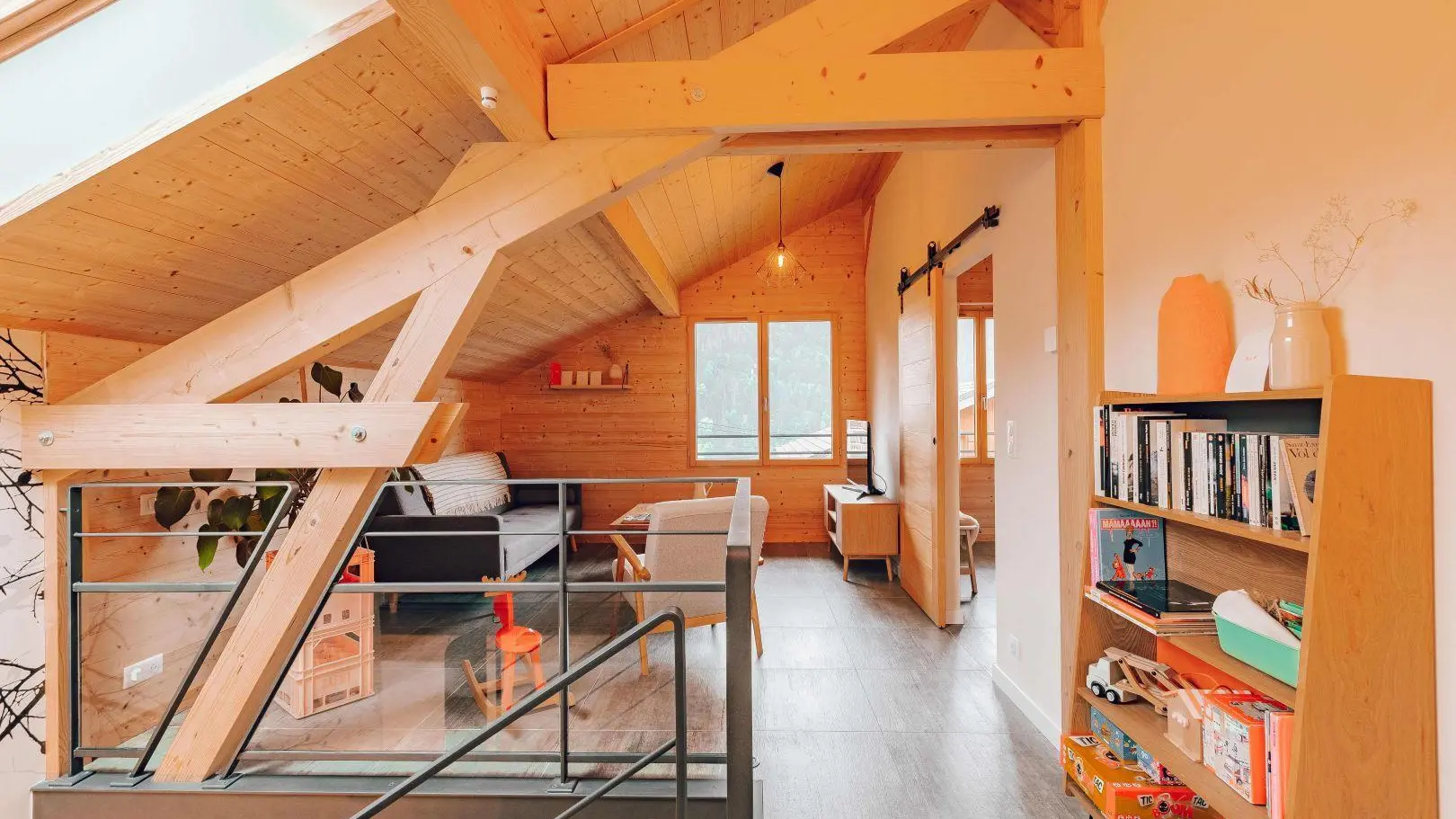 Le coin détente du chalet. Situé à l'étage, il dispose d'une télévision et d'une bibliothèque.