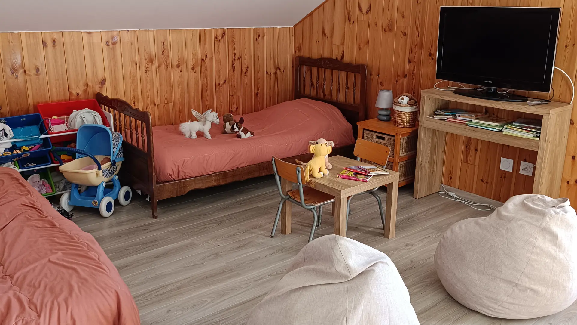 Grande chambre salle de jeux