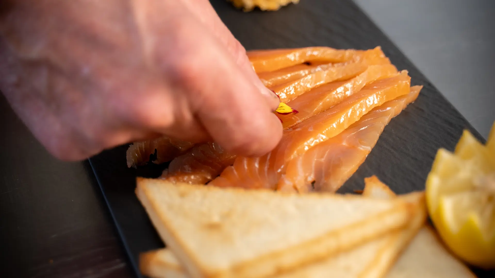 Saumon fumé maison et ses accompagnements