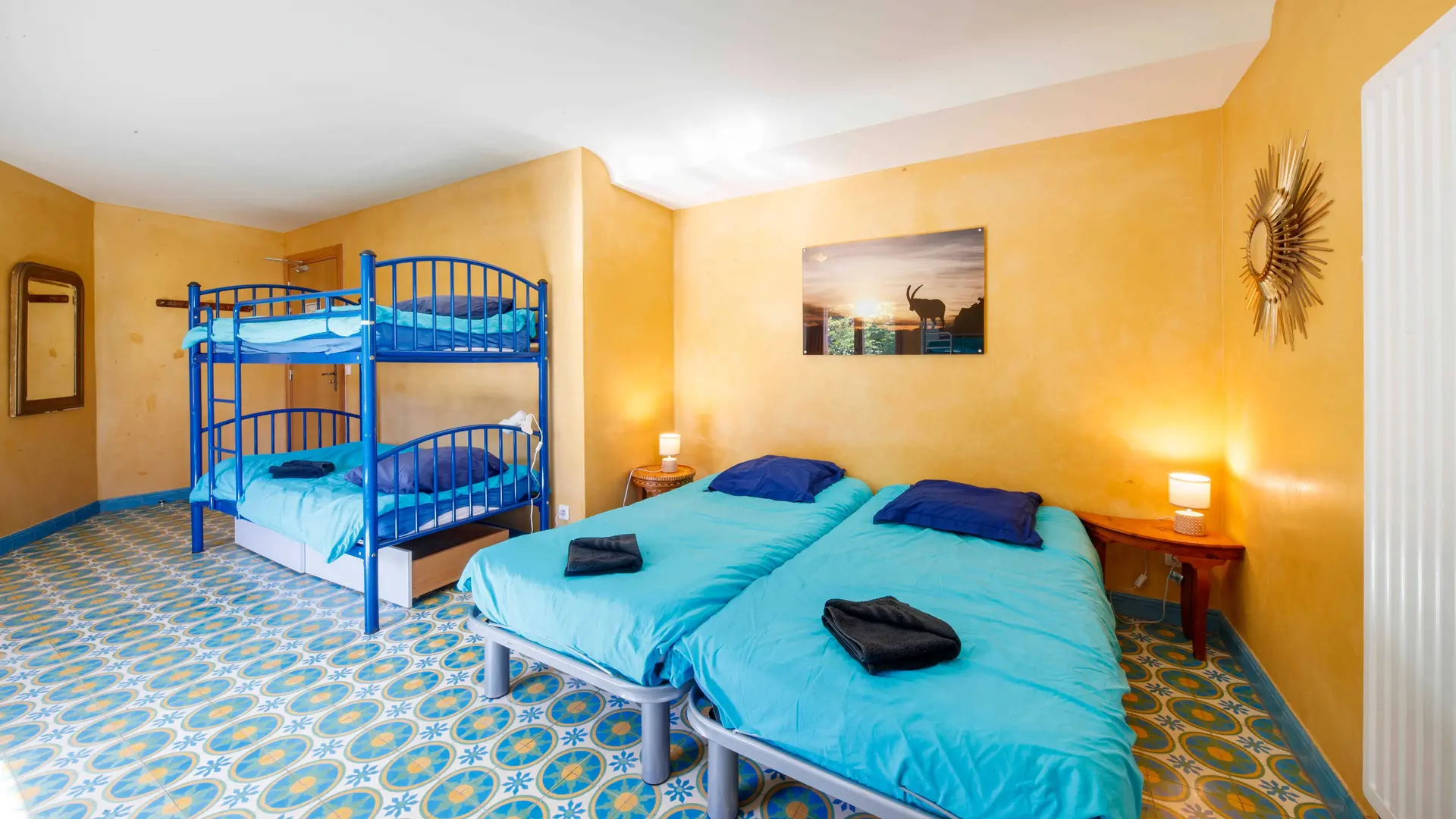 Chambre familiale chambre soleil Ecogite de Villeplane dans la réserve naturelle des gorges de Daluis - Gîte d'Etape et de Groupe Alpes-Maritimes